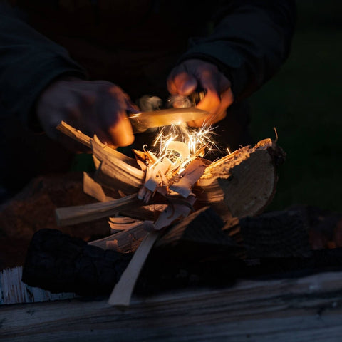 Feuerstarttechniken, die bei Nässe funktionieren