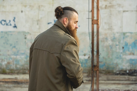 Warum jeder Outdoor -Enthusiast einen militärischen Trenchcoat braucht