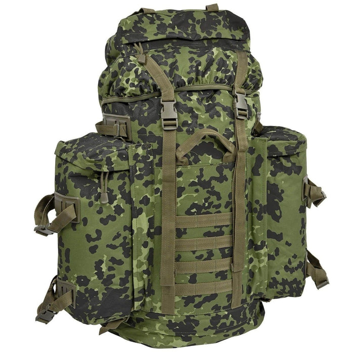 Großer A.Blochl M84 Camo Bergwander-Tagesrucksack mit gepolsterten Trägern, Hüftgurt, MOLLE-Schlaufen und mehreren Fächern für Trekkingausrüstung.