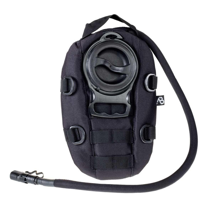 Pochette d'hydratation noire compacte d'une capacité de 1,5 L, sangle MOLLE et tube à boire flexible pour le trekking.