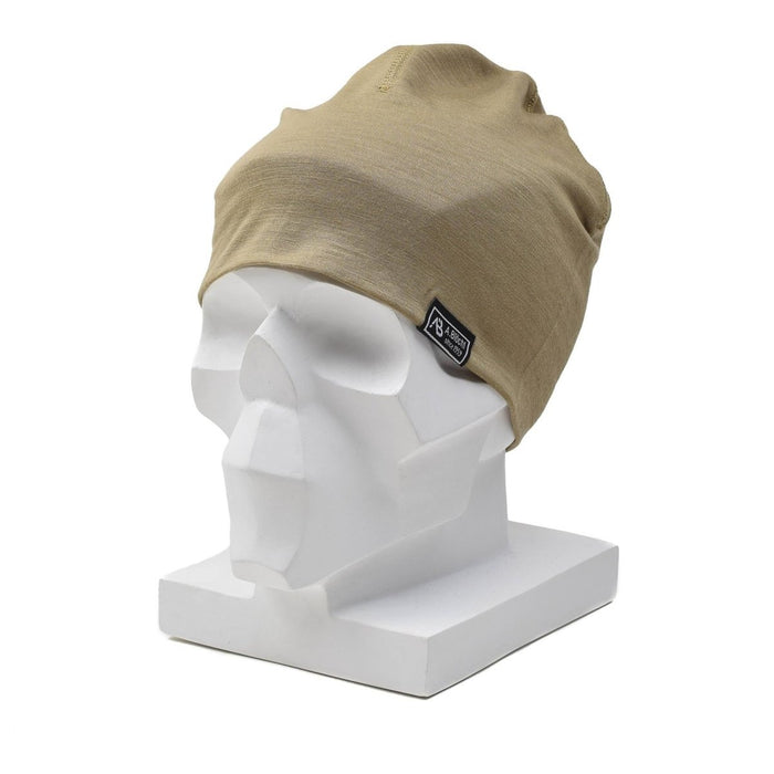 Bonnet en laine mérinos A.Blochl couleur coyote présenté sur une tête de mannequin blanche, casquette légère de style militaire.