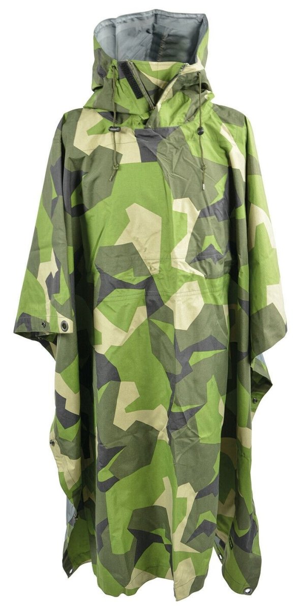 Poncho militaire imperméable à trois couches Ale-Tex avec camouflage M90, capuche, col zippé et design coupe-vent.