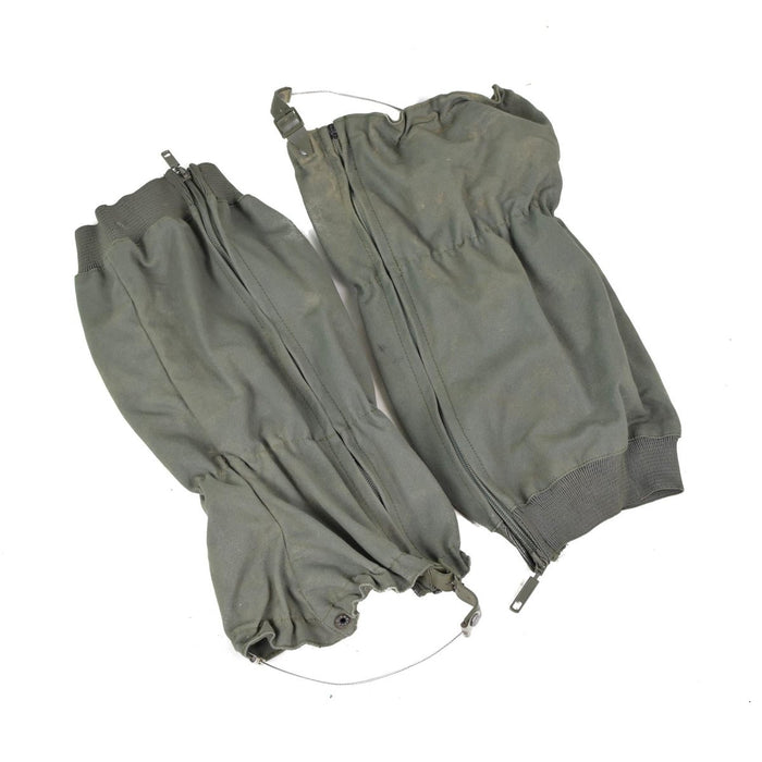 Coppia di autentiche ghette da combattimento militari francesi verde oliva con cerniere laterali e cordoncini regolabili.
