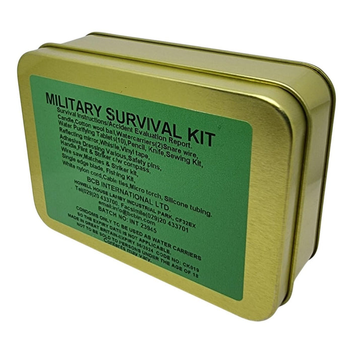 Goldene Metallbox mit grünem Etikett mit der Aufschrift „Military Survival Kit“ auf weißem Hintergrund