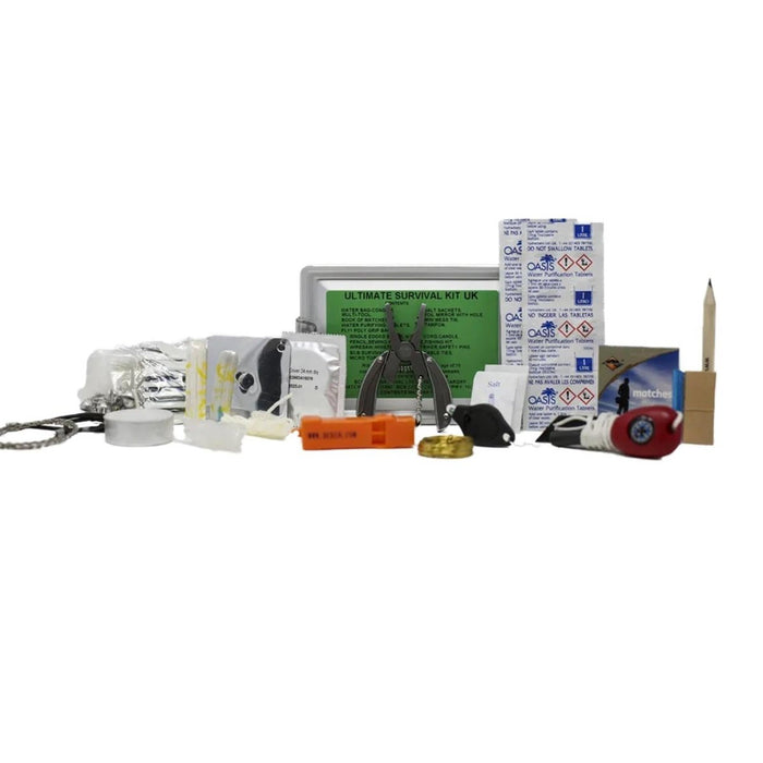 Sammlung von Survival-Kit-Artikeln auf weißem Hintergrund
