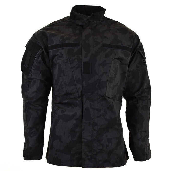 Markenkampfjacke im Militärstil aus ACU-Ripstop-Gewebe mit Nachttarnmuster und mehreren Taschen.