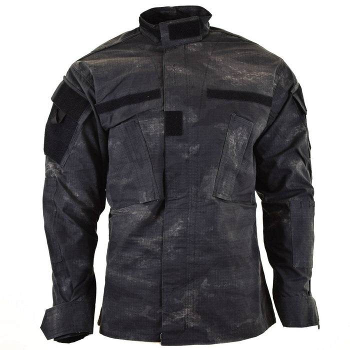 Veste de combat de style américain en camouflage ripstop gris ACU avec poignets réglables et plaques de fixation à crochets et boucles.