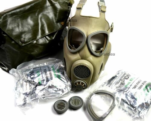 Autentica maschera antigas militare cecoslovacca M-10 con accessori originali e custodia per il trasporto dell'epoca della Guerra Fredda.