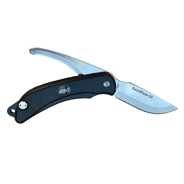 Coltello chiudibile a due lame EKA SwedBlade G4 con manico ergonomico nero e lame affilate in acciaio inox aperte su fondo bianco
