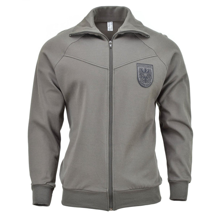 Echte graue Sportjacke der österreichischen Armee mit durchgehendem Reißverschluss und Militärabzeichen-Aufnäher auf der Brust, Trainingsjacke im Vintage-Stil.