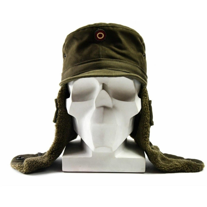 Véritable casquette d'hiver de l'armée autrichienne en olive avec oreillettes, visière et insigne autrichien sur le devant.