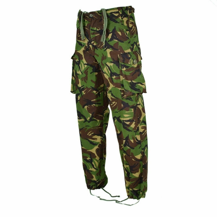 Echte DPM-Kampfhose der britischen Armee mit Waldtarnung, verstärkten Knien, verstellbarer Taille und Cargotaschen.