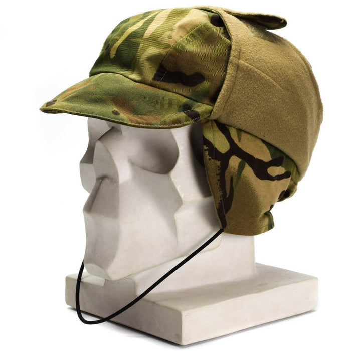 Casquette de parachutiste Gore-Tex imperméable camouflage MTP de l'armée britannique avec oreillettes doublées pour temps froid sur la tête de mannequin d'affichage