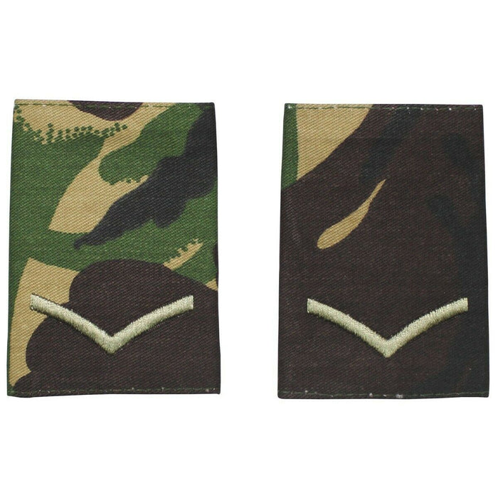 Paar echte Lance Corporal-Schulterschlaufen der britischen Armee aus DMP-Tarnstoff mit gestickten Rangabzeichen.