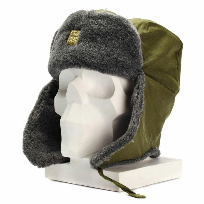 chapeau ushanka d'hiver olive authentique de l'armée tchèque vintage avec doublure en fausse fourrure grise et badge doré sur le devant