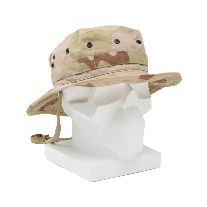 Véritable chapeau boonie de l'armée néerlandaise en camouflage désert avec large bord et mentonnière réglable pour une utilisation en extérieur.