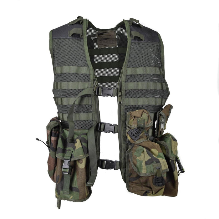 Modulare taktische Weste des holländischen Militärs in Olivgrün mit 6 MOLLE-Taschen im Waldtarnmuster für vielseitigen Outdoor- und Militäreinsatz.