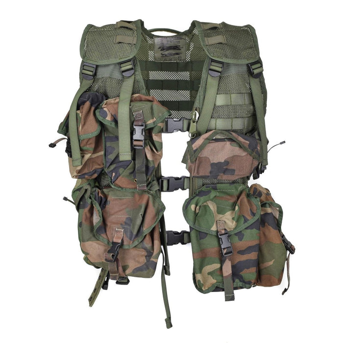 Taktische Weste des niederländischen Militärs mit 7-teiligen modularen MOLLE-Taschen im Waldtarnmuster für anpassbare Beladung und Haltbarkeit.