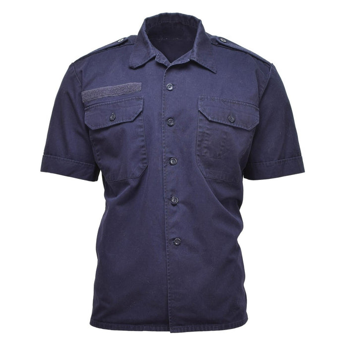 Camicia a maniche corte in surplus militare olandese blu tinta unita con bottoni sul davanti, tasche sul petto e spalline sulle spalle.
