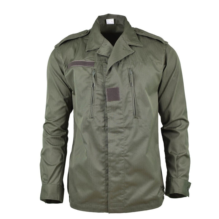 Echte olivgrüne F2-Kampfjacke der französischen Armee mit Reißverschlusstaschen, verstellbaren Manschetten, Schulterklappen und robustem Militärdesign.