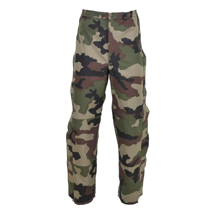 Echte wasserdichte Trilaminat-Regenhose der französischen Armee mit CCE-Tarnmuster und verstellbaren Hosenträgern für sicheren Sitz.