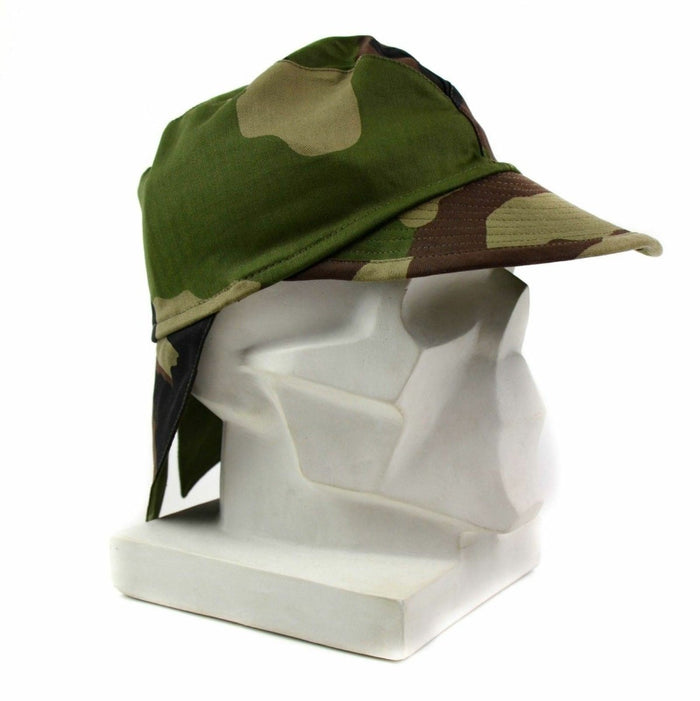 Berretto da combattimento dell'esercito francese in mimetica CCE con patta sul collo regolabile per protezione dal sole e dagli elementi, design resistente e traspirante.