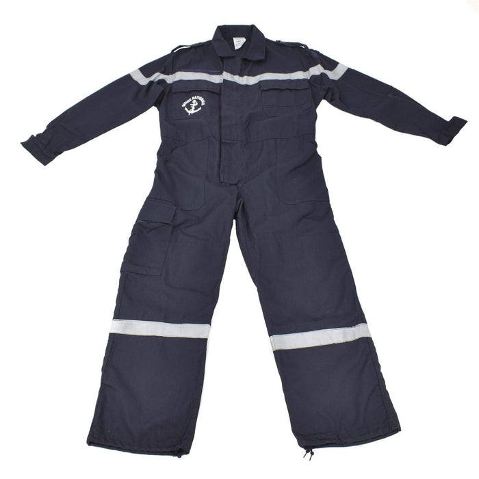 Combinaison marine française thermostable bleu foncé avec bandes réfléchissantes et fermeture éclair sur le devant posée à plat.