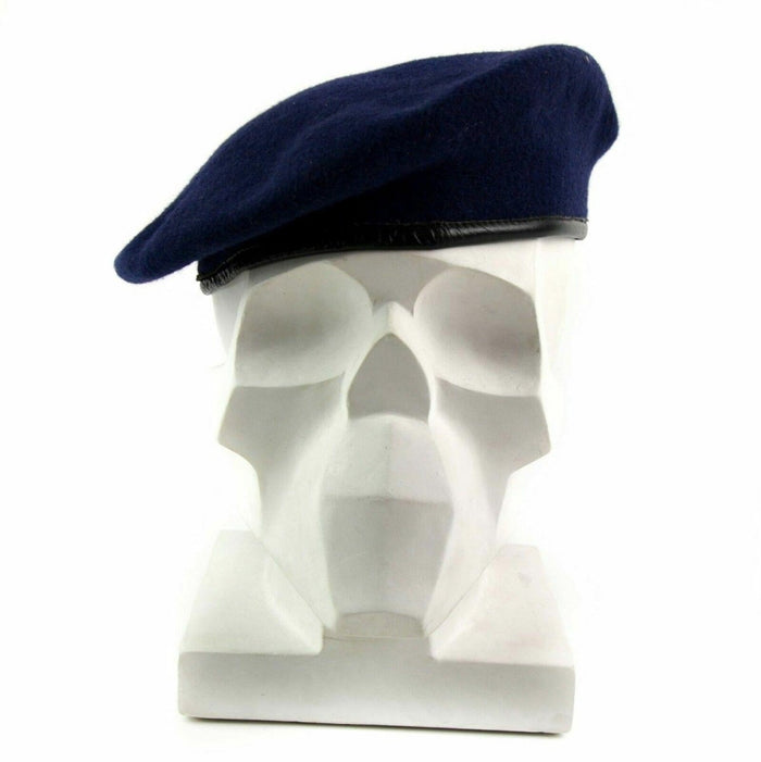 Berretto in lana dell'esercito tedesco blu scuro con finiture in pelle su una testa di manichino bianco.