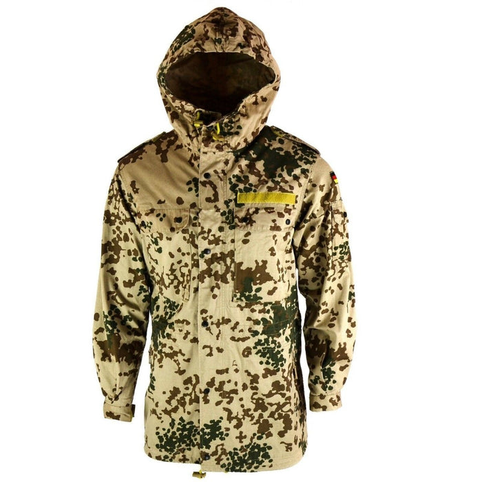 Parka da campo dell'esercito tedesco con mimetica flecktarn del deserto, design con cappuccio e tasche multiple per l'utilità.