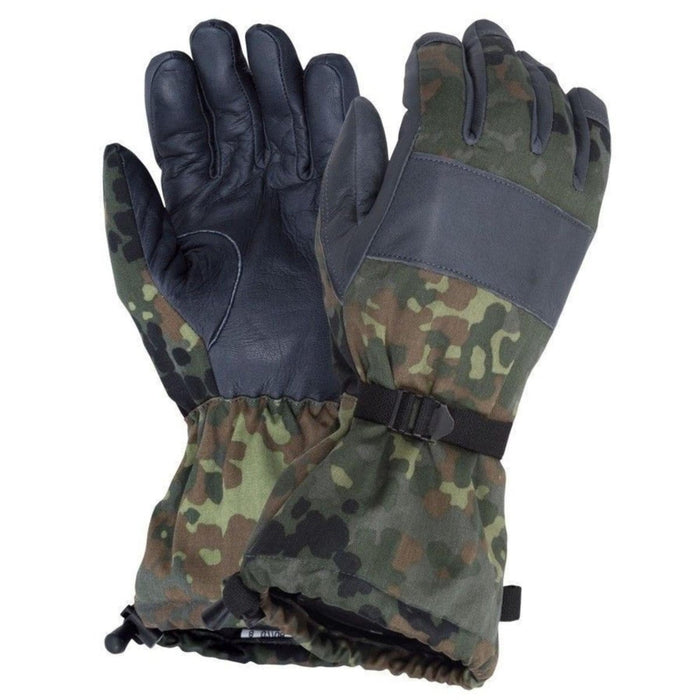Guanti invernali mimetici flecktarn dell'esercito tedesco con impugnatura in pelle e nocche rinforzate per resistenza e protezione.