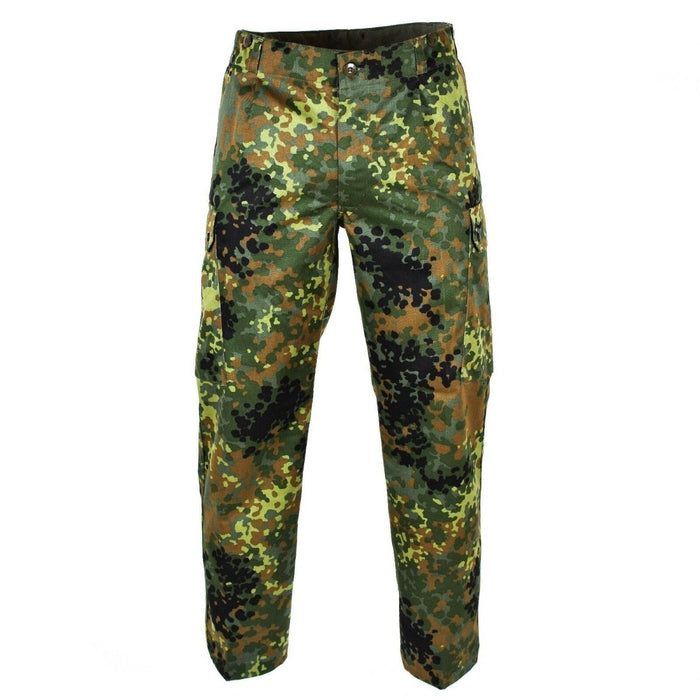 Véritable pantalon de campagne camouflage Flecktarn de l'armée allemande avec poches cargo et tissu durable pour un usage militaire.