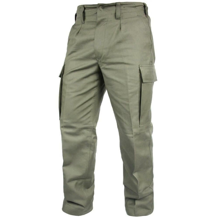 Olivgrüne Moleskin-Cargohose der Bundeswehr mit Knopfleiste und mehreren Taschen für den Außenbereich