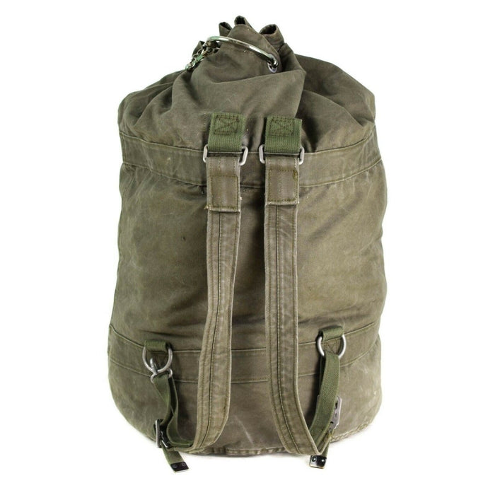 Große echte Seesack-Seesack-Reisetasche der Bundeswehr mit Schultergurten und abschließbarem Rucksackdesign aus olivgrünem Canvas.