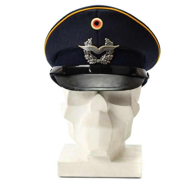 Berretto con visiera con visiera blu vintage della Luftwaffe tedesca con insegne militari e bordino giallo visualizzati sul busto bianco