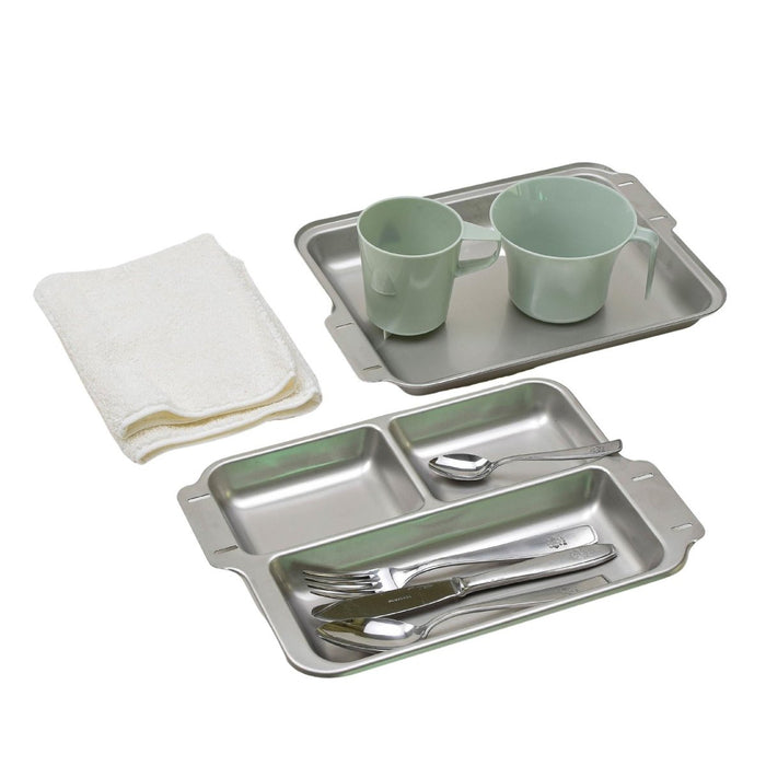 Komplettes deutsches Militär-Campingutensilienset mit Edelstahltabletts, Plastikbechern, Besteck und einem Baumwollhandtuch.