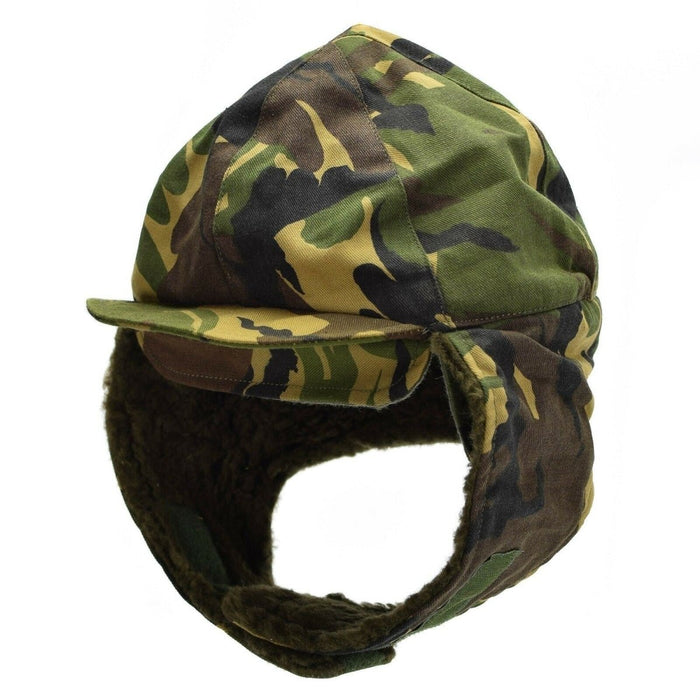 Véritable casquette de l'armée hollandaise avec camouflage DPM et doublure chaude en fausse fourrure pour une utilisation militaire en hiver.
