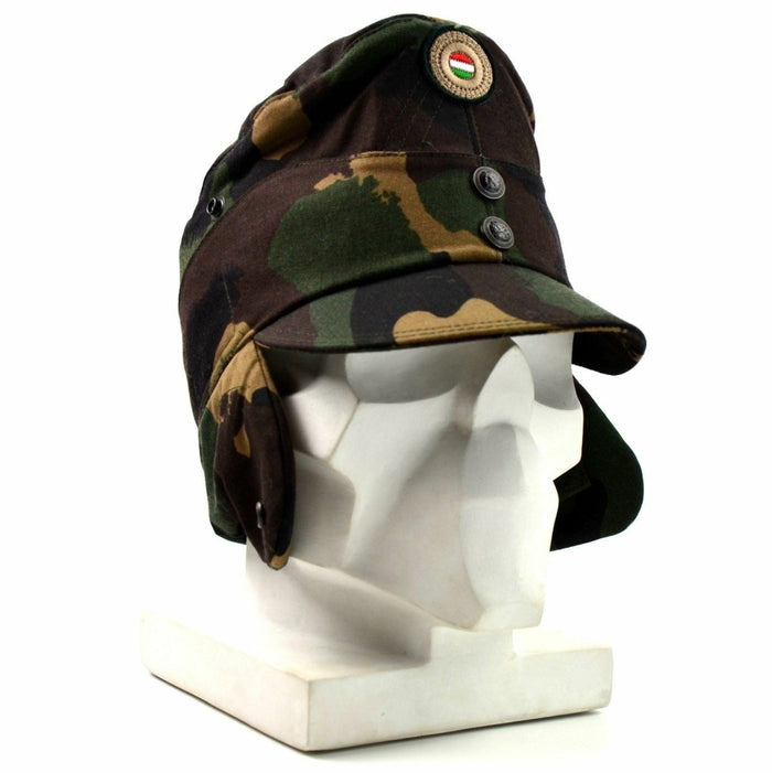 Casquette d'hiver militaire camouflage hongroise avec rabat de cou et insigne du drapeau national sur le devant affiché sur la tête de mannequin blanche