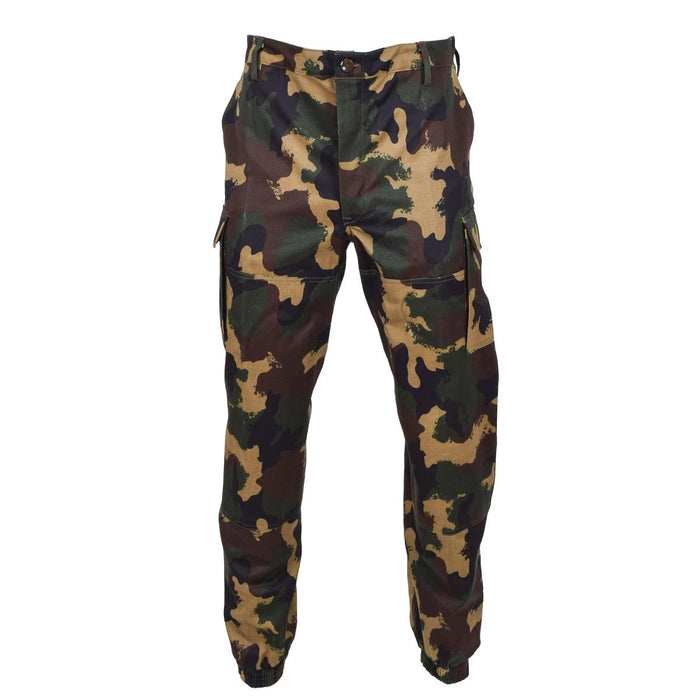 Pantaloni da campo mimetici boschivi autentici militari ungheresi M1990 con ginocchia rinforzate e tasche cargo multiple.