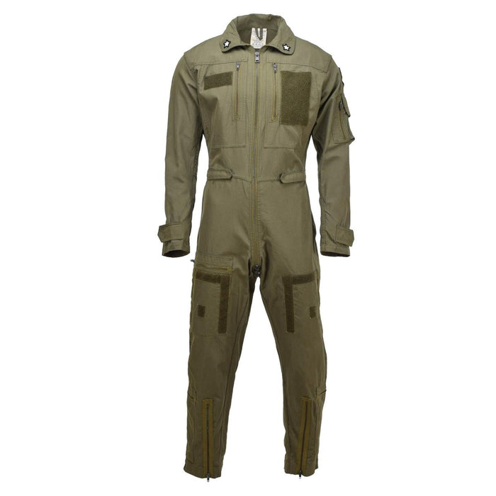 Vera tuta da volo verde oliva dell'esercito italiano realizzata in resistente aramide con tasche con cerniera e chiusura in vita regolabile.