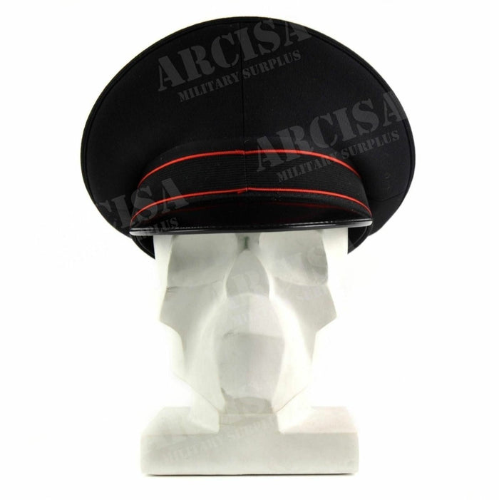 Authentique casquette noire de la police militaire de l'armée italienne avec bordure et visière rouges affichées sur une tête de mannequin blanche.