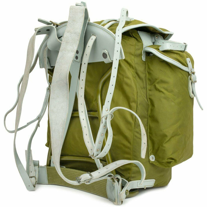 Sac à dos militaire norvégien vintage avec structure en métal, sangles en toile et cuir durables, conçu pour une utilisation extérieure robuste