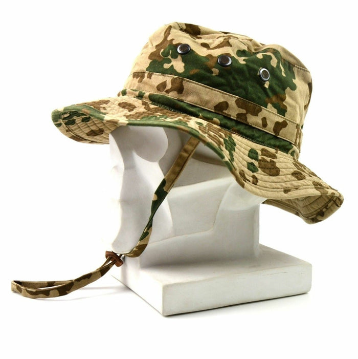 Véritable chapeau boonie de l'armée allemande d'origine en camouflage du désert avec large bord et mentonnière pour une utilisation tactique