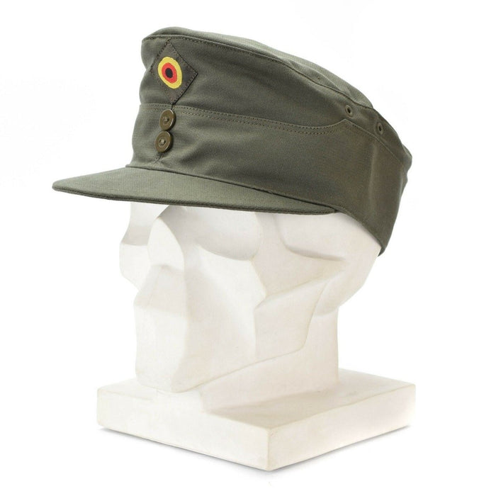 Casquette d'été vert olive originale de l'armée allemande avec visière incurvée et insigne militaire sur le côté, affichée sur la tête du mannequin.