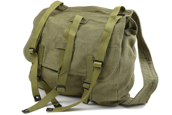 Echte Brottasche aus olivfarbenem Segeltuch der rumänischen Armee mit doppelten Schnallenverschlüssen und verstellbarem Schultergurt. Militärische Überschussausrüstung
