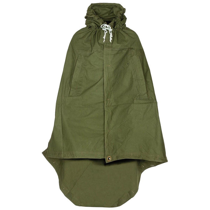 Véritable poncho en bâche imperméable olive de l'armée roumaine avec capuche et fermetures à boutons pour la protection contre la pluie et l'utilisation d'un abri.