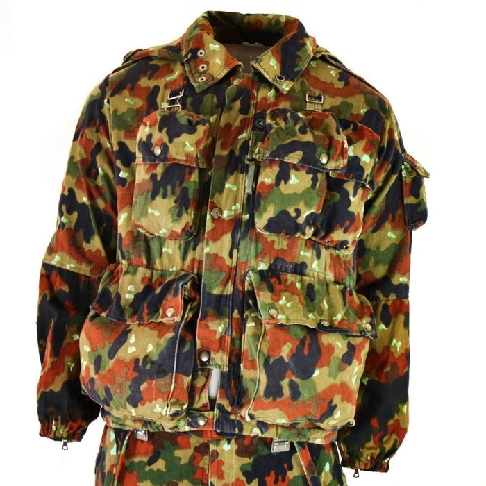 Vintage Schweizer Armee M70 Alpenflage Tarn-Scharfschützen-Parka mit Kapuze, mehreren Taschen und verstellbarer Passform