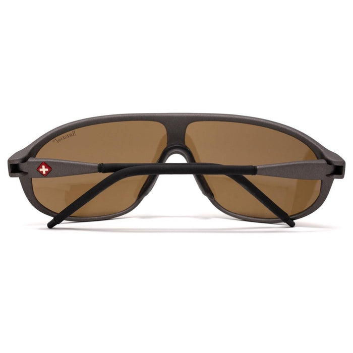 Schwarze Original-SUVASOL-Sonnenbrille der Schweizer Armee mit braunen Gläsern und rotem Schweizer Kreuz-Logo auf dem Bügel, von hinten gesehen