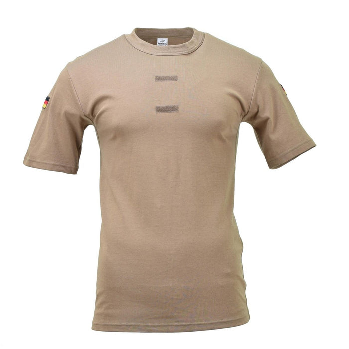 Camicia militare tedesca kaki a maniche corte con gancio tropicale sul petto e bandiere sulle spalle, design traspirante e leggero.