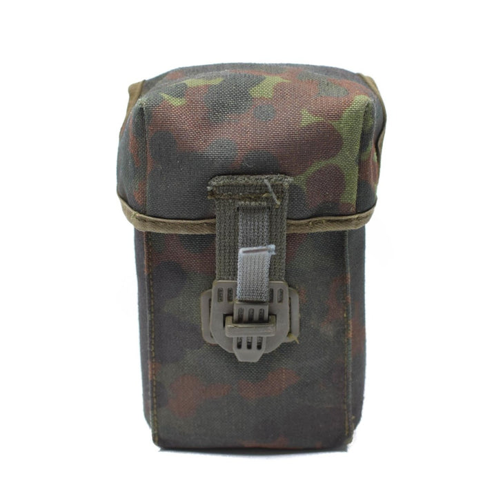 Deutsche Militär-G3-Magazintasche in Flecktarn-Tarnung mit strapazierfähigem Stoff und sicherem Schnallenverschluss, militärische Überschussausrüstung.