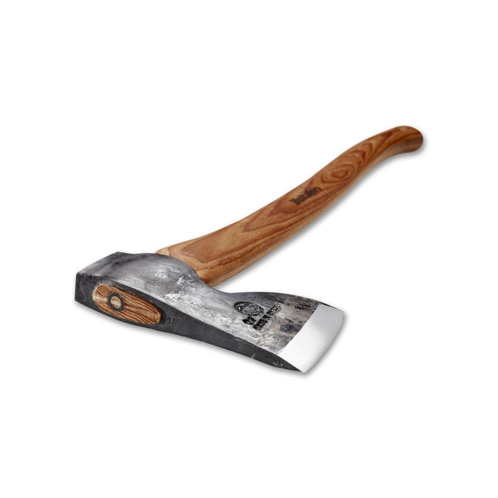 Ascia forestale Hultafors ABY con testa in acciaio al carbonio e manico in legno, progettata per la lavorazione di precisione del legno e per uso esterno.